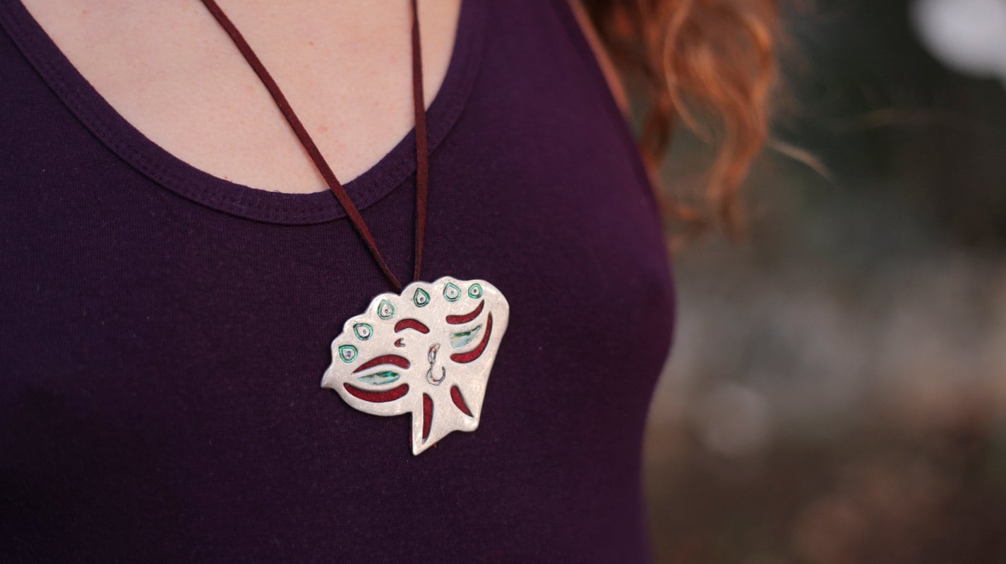 Compassionate Eyes Handgemachte Halskette in Sterling Silber Mit Glasemail Und Leder Hintergrund Compassionate Eyes Handgemachte Halskette in Sterling Silber Mit Glasemail Und Leder Hintergrund von creAlephAtelier