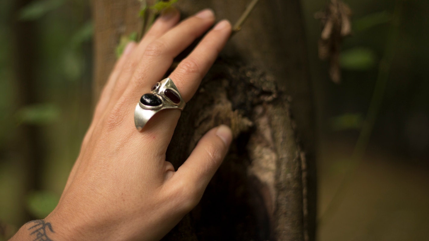 Keeneye Ring Aus 925 Sterling Silber Mit Onyx Und Achat Edelsteinen Keeneye Ring Aus 925 Sterling Silber Mit Onyx Und Achat Edelsteinen von creAlephAtelier