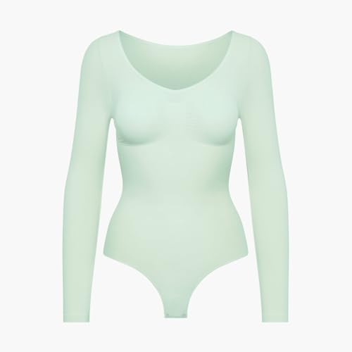 creamy fabrics Damen Figurformender Shapewear Bodysuit mit String – Longsleeve Body für unsichtbaren Sitz – Starke Kompression Bauch & Taille – Nahtlos mit Po-Lifting Effekt – Sage Green S von creamy fabrics