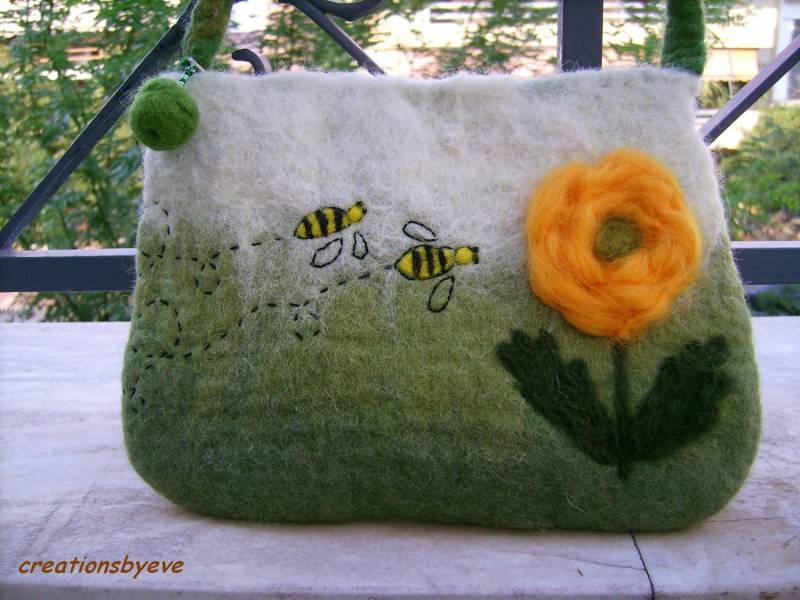 Floral Gefilzte Tasche Mit Wespen, Gras Grün, Orange, Wollweiß, Schwarz, Gelb, Nahtlose Handtasche, Merinowolle, Seide Floral Gefilzte Tasche Mit Wespen, Gras Grün, Orange, Wollweiß, Schwarz, Gelb, Nahtlose Handtasche, Merinowolle, Seide von creationsbyeve