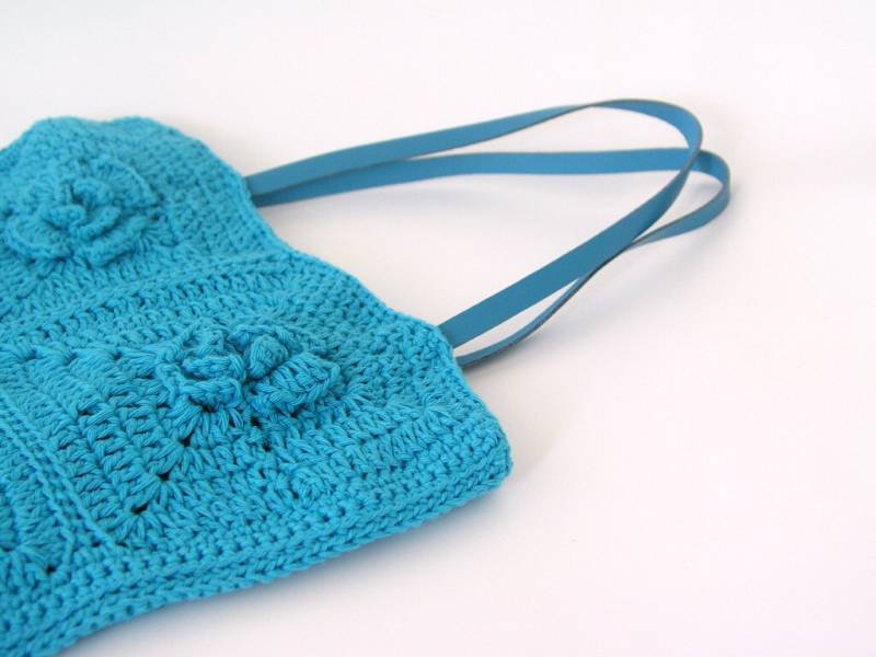 Gehäkelte Türkisblaue Oma Quadrattasche, Blume Rose, Kleine Größe, Lederbänder, Baumwollgarn, Boho Style Tasche Gehäkelte Türkisblaue Oma Quadrattasche, Blume Rose, Kleine Größe, Lederbänder, Baumwollgarn, Boho Style Tasche von creationsbyeve