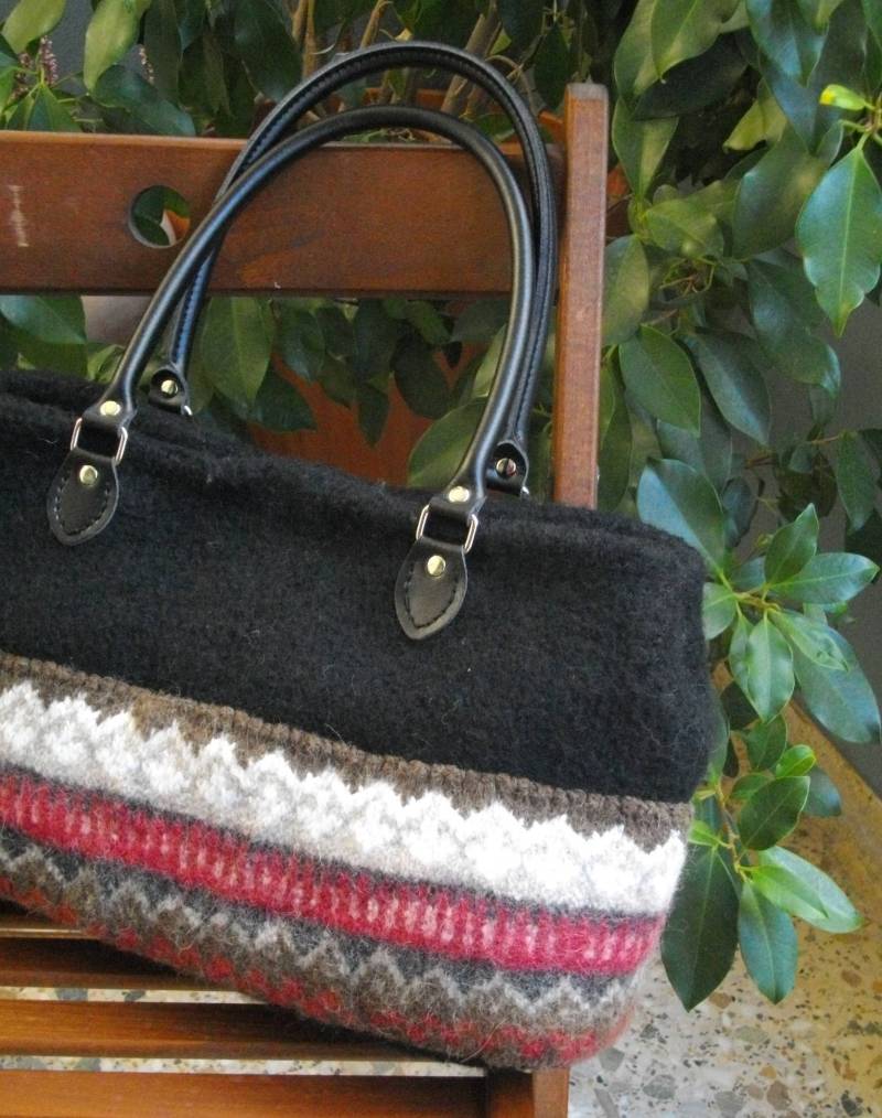 Gestrickte Gefilzte Handtasche Schwarz - Fair Isle Bordüre, Wollhandtasche, Schwarze Kunstlederhenkel, Taschenfüße Gestrickte Gefilzte Handtasche Schwarz - Fair Isle Bordüre, Wollhandtasche, Schwarze Kunstlederhenkel, Taschenfüße von creationsbyeve