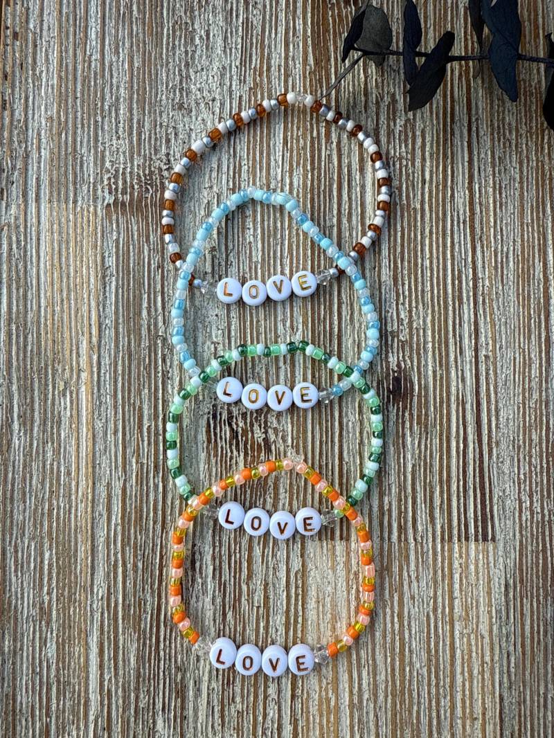 Love Armband | Geschenk Freundschaft Kinder Liebe Perlenarmband Jungs Mädchen Kita Bunt Love Armband | Geschenk Freundschaft Kinder Liebe Perlenarmband Jungs Mädchen Kita Bunt von creationslkv