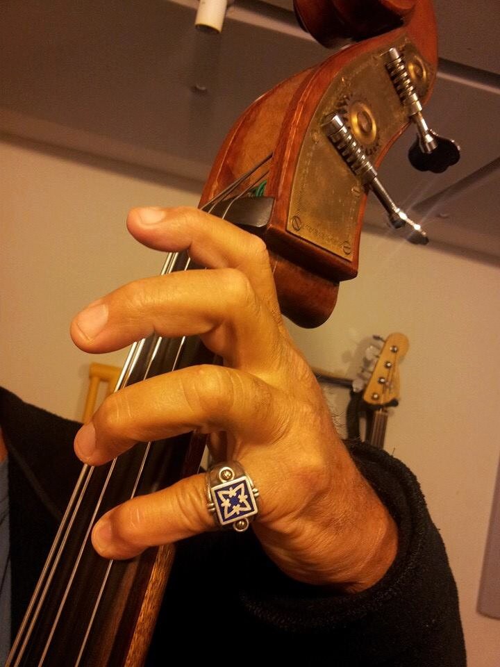 Silber Gold Ring, Unisex Ring, Sterling Silber 9K Gold Blau Emaille, Handgemachtes Armband Mit Einer Starken Präsenz Für Mann, Frau von cremerdani