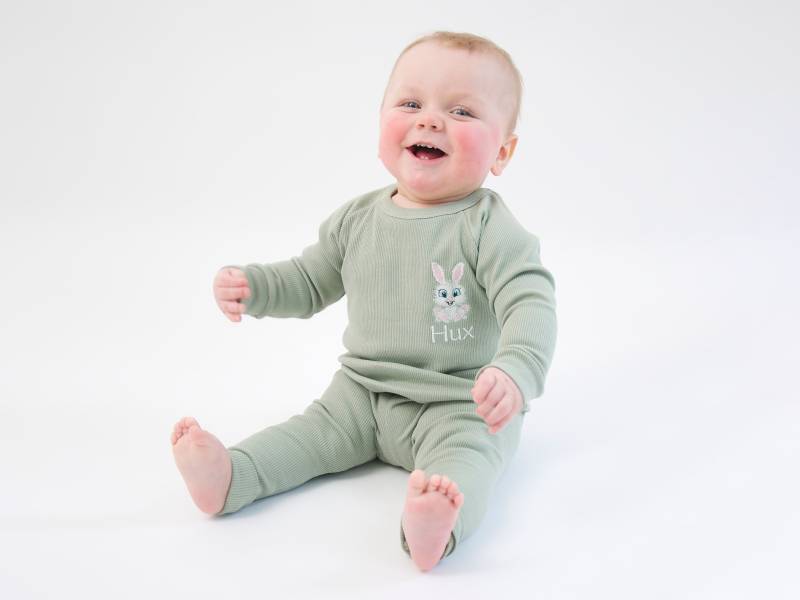 Osterhase Personalisierte Baby Und Kind Gerippte Sets - Gestickte Kinder-Sets Perfekt Für Ostern Darüber Hinaus Fuzzy Bunny von cribstarofficial