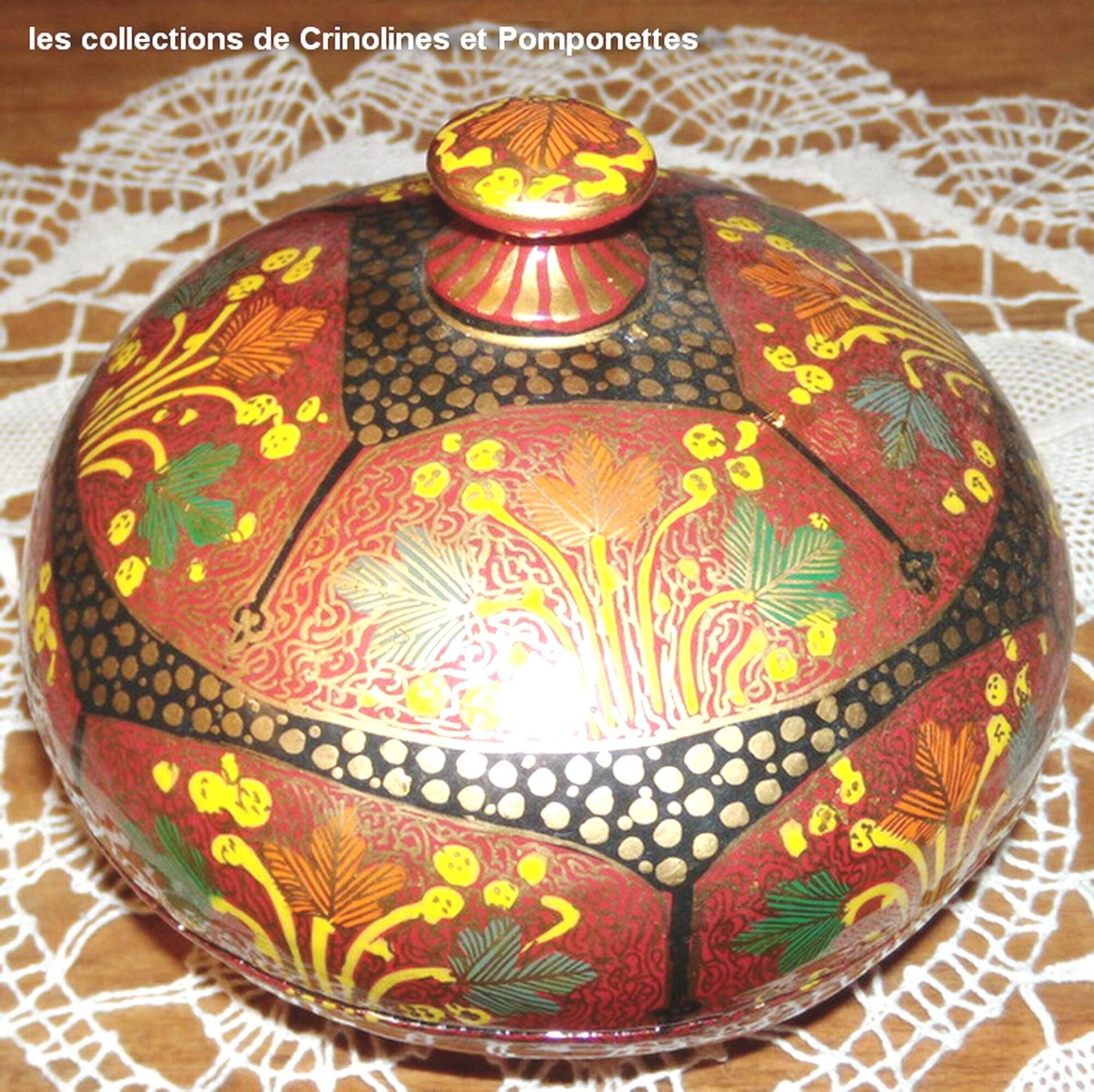 Handbemalte Handwerkerbox, Runde Bonbonschachtel Mit Rotem Und Goldenem Knopf von crinolines58