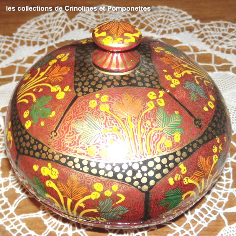 Handbemalte Handwerkerbox, Runde Bonbonschachtel Mit Rotem Und Goldenem Knopf von crinolines58