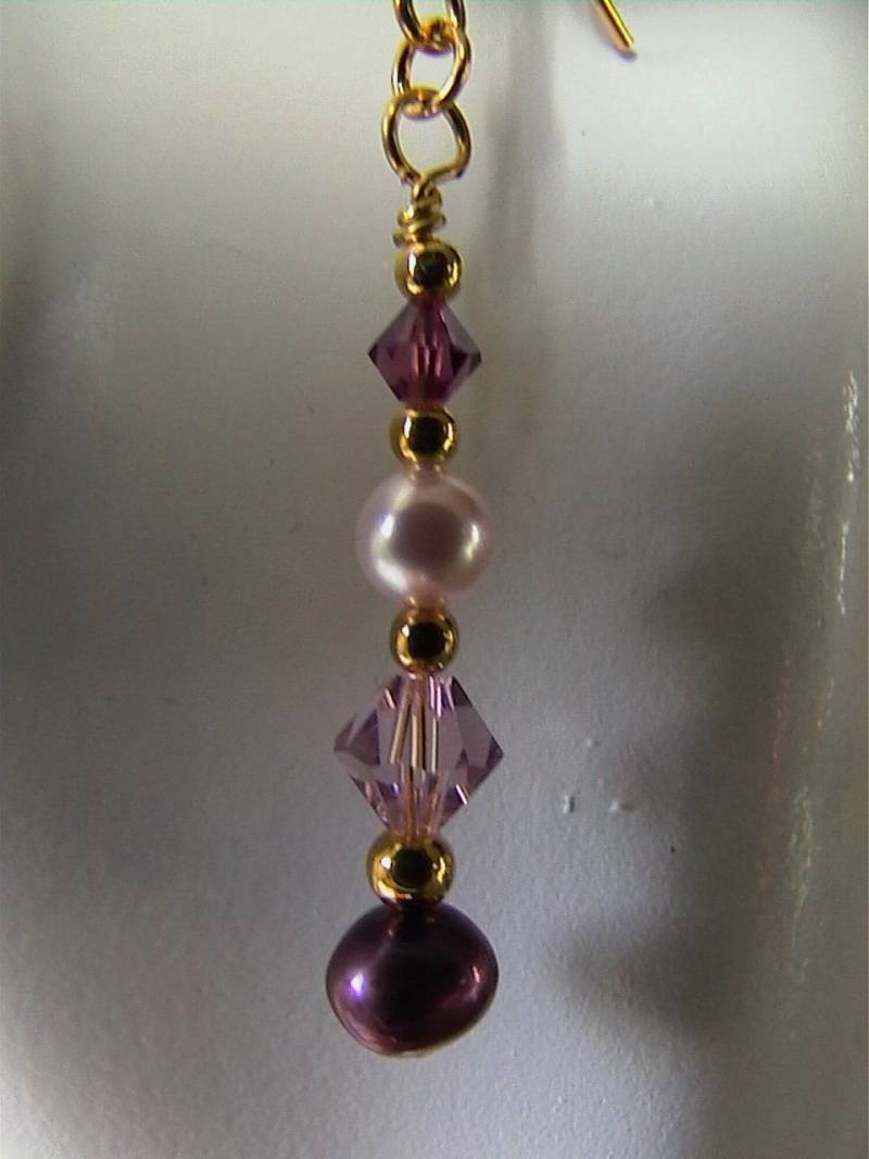 Dawn - Ohrringe, Swarovski Amethyst Kristallen, Licht Rosa Swarovski-Perlen Und Schönen Dunkellila Süsswasserperlen Dawn - Ohrringe, Swarovski Amethyst Kristallen, Licht Rosa Swarovski-Perlen Und Schönen Dunkellila Süsswasserperlen von criscreations