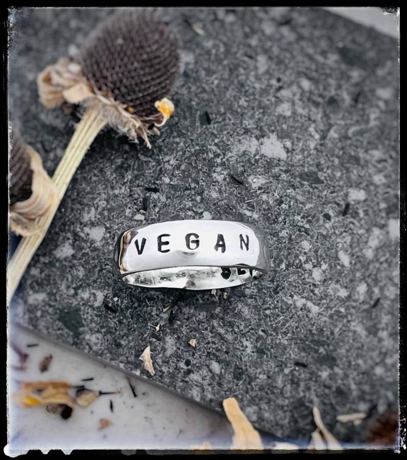 Vegan Band Ring-Vegan Schmuck-Eco Freundliche Geschenke-Vegan GeschenkeIndividualisierbar-Recycling Metalle-Unisex-Bänder-Band Ringe-Silber von crobinsondesign