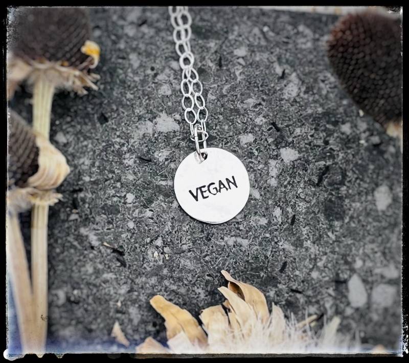 Vegan Charme in Recycelten Sterling-Vegan Halskette-Anhänger Halskette-Vegan Geschenke-Gifts Für Her-Fertige Halskette-Minimalist-Charm Halskette von crobinsondesign