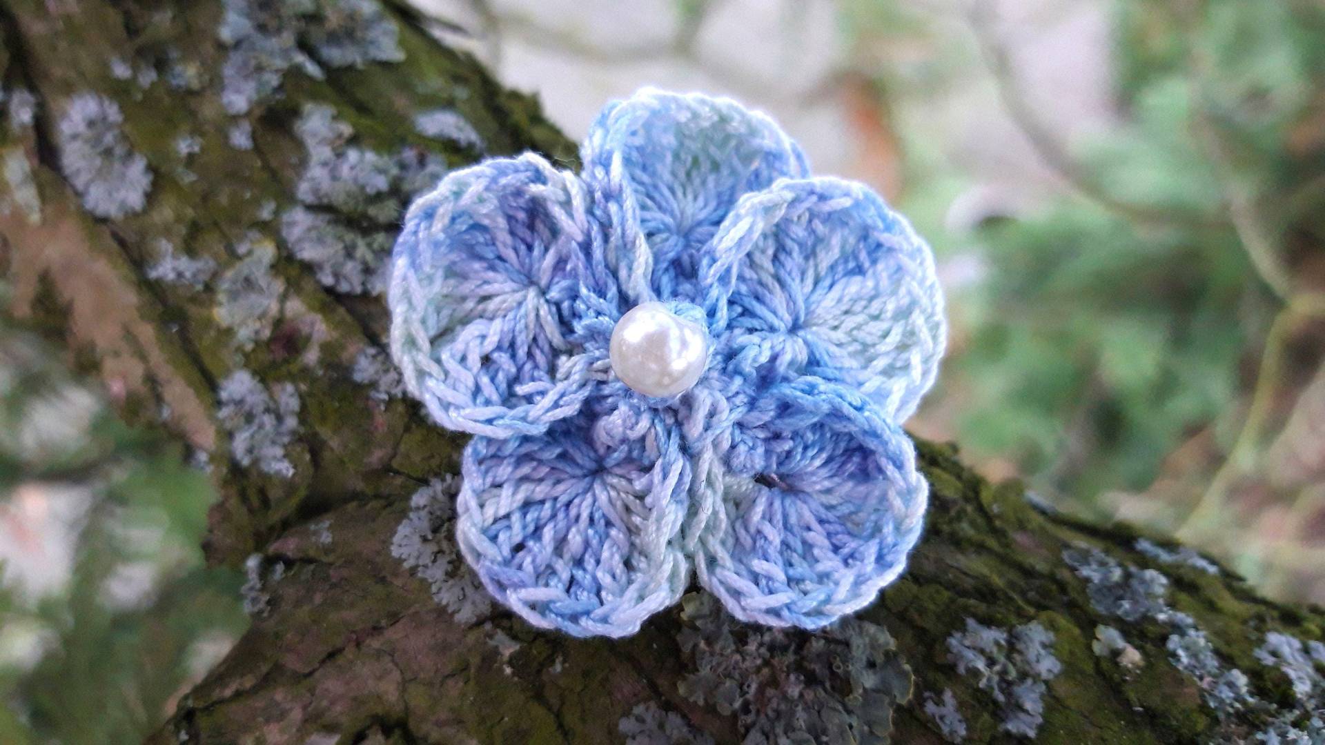 Brosche Blüte Gehäkelt Hellblau von crochet4angel