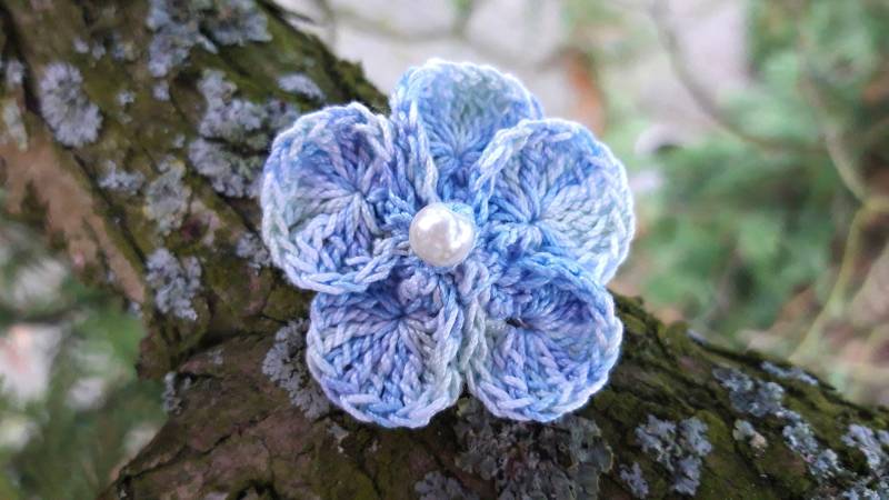 Brosche Blüte Gehäkelt Hellblau von crochet4angel