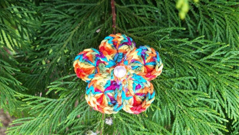Brosche Blüte Gehäkelt Regenbogenfarben von crochet4angel