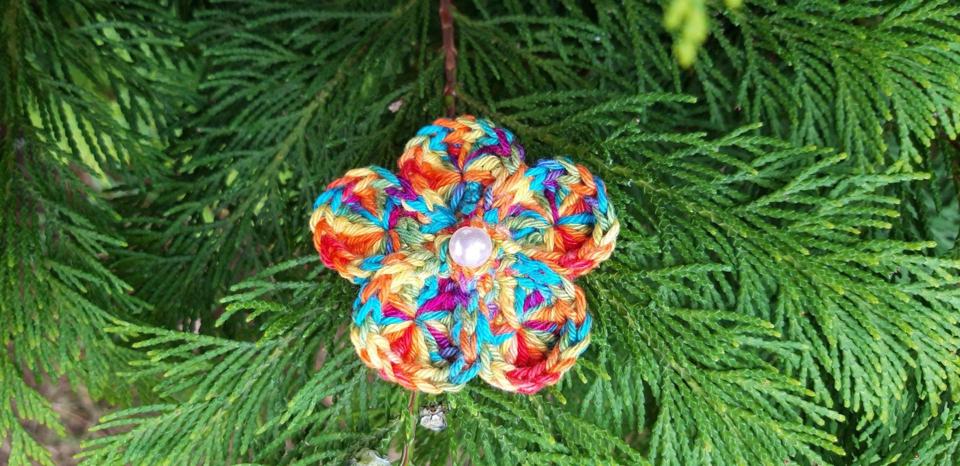 Brosche Blüte Gehäkelt Regenbogenfarben von crochet4angel