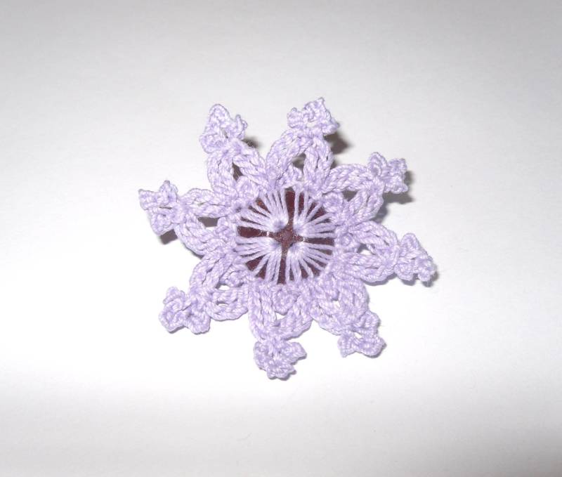 Brosche Gehäkelt Flieder Mit Spitzen von crochet4angel