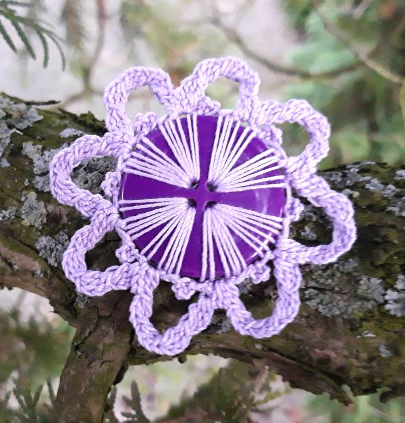 Brosche Gehäkelt Lila Mit Bögen, Idealer Brillen-Anstecker von crochet4angel