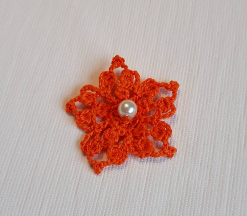 Brosche Gehäkelt Orange Mit Spitzen von crochet4angel