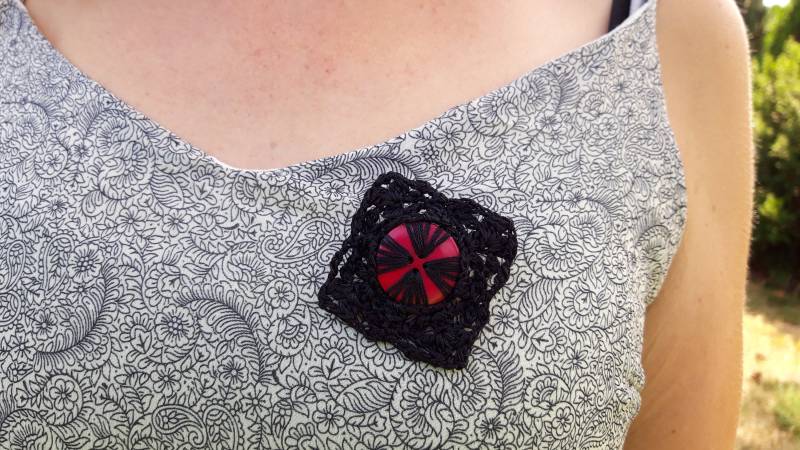 Brosche Gehäkelt Quadratisch Schwarz Rot von crochet4angel