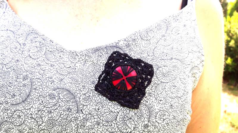 Brosche Gehäkelt Quadratisch Schwarz Rot von crochet4angel