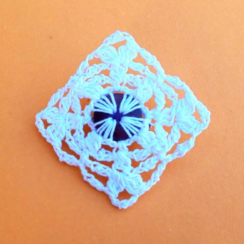 Brosche Quadratisch Weiß Auf Lila von crochet4angel