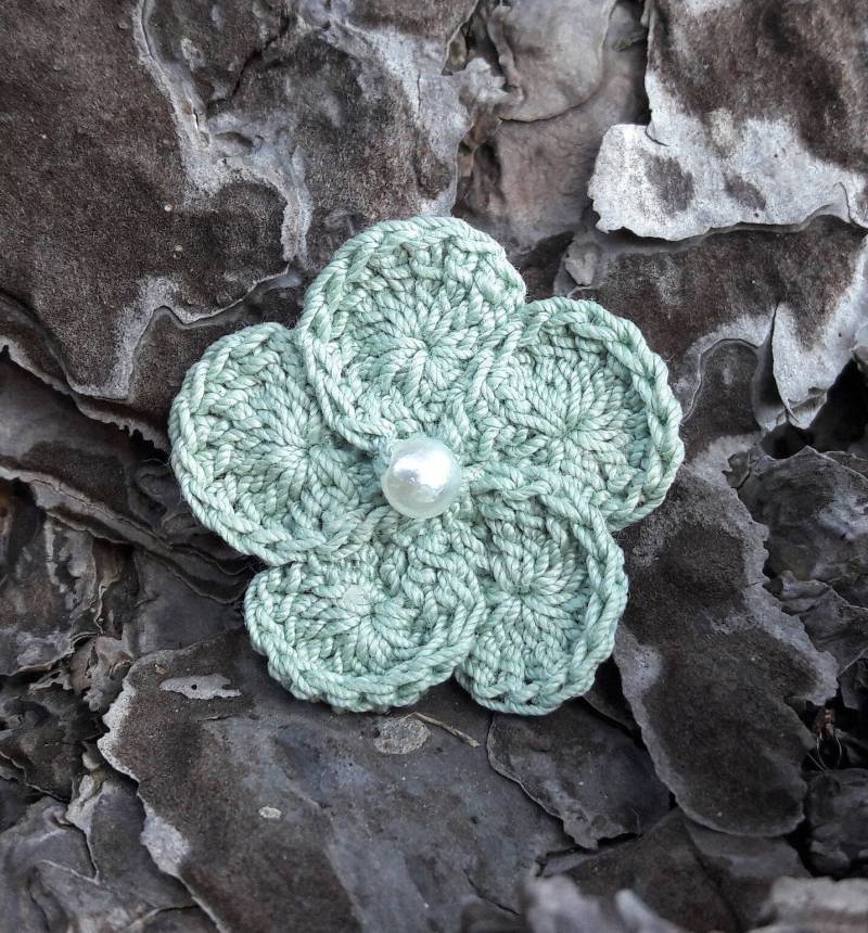 Häkelapplikation Blüte Hellgrün Mit Perle von crochet4angel