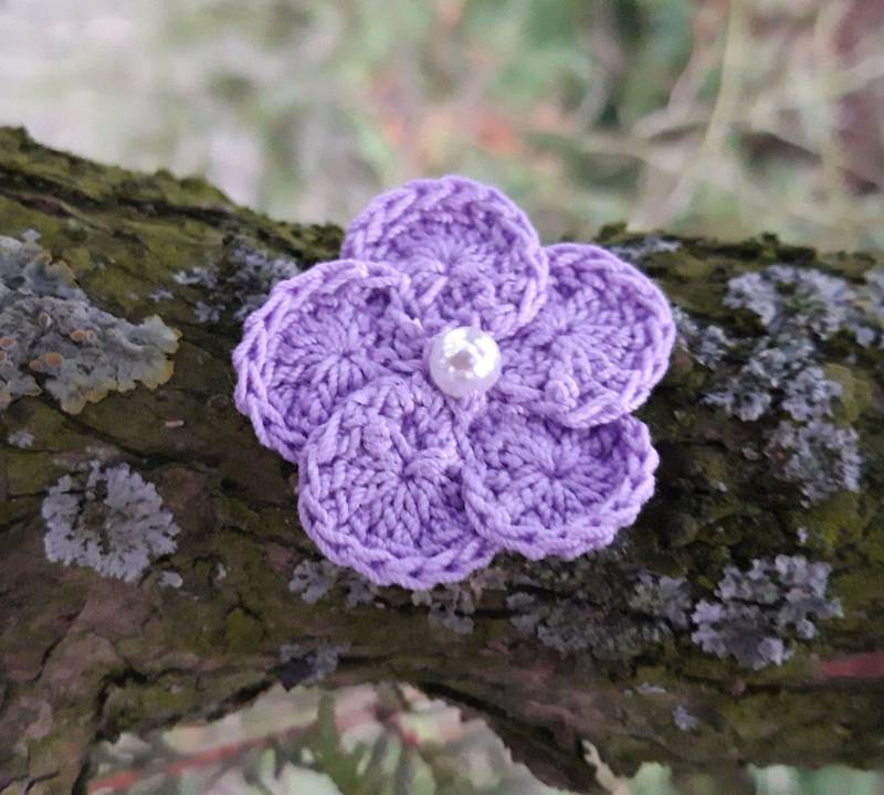 Häkelapplikation Blüte in Flieder von crochet4angel