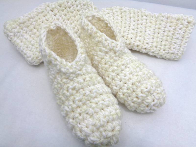 Cremefarbene Häkelschuhe Warme, Handgemachte Hausschuhe von crochetedbycharlene
