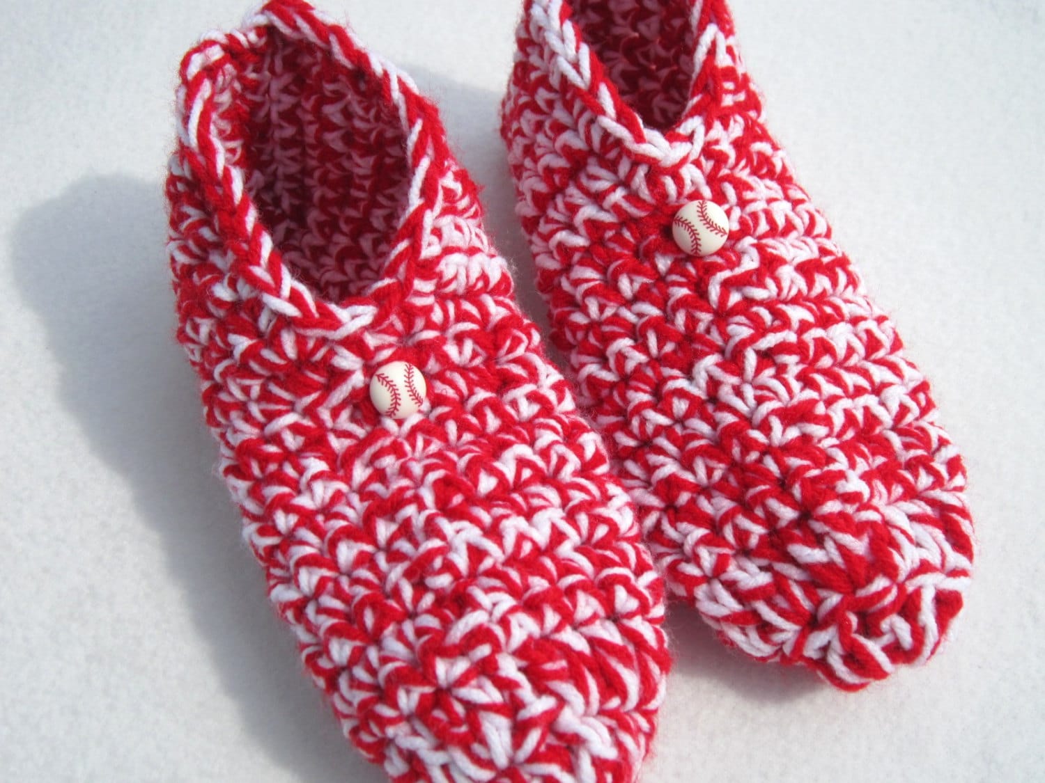 Gehäkelte Baseball Hausschuhe Rote Und Weiße Hausschuhe | Größe M von crochetedbycharlene