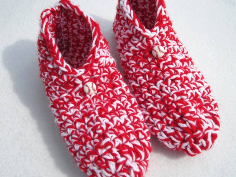 Gehäkelte Baseball Hausschuhe Rote Und Weiße Hausschuhe | Größe M Gehäkelte Baseball Hausschuhe Rote Und Weiße Hausschuhe | Größe M von crochetedbycharlene