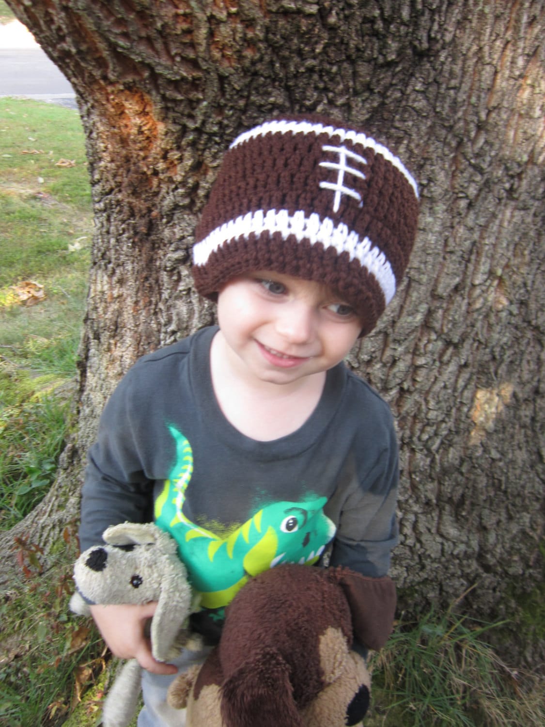 Gehäkelte Fussball Mütze Handgemachte Winter Beanie in Braun & Weiss von crochetedbycharlene