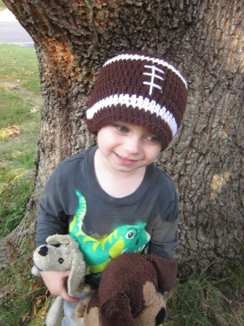 Gehäkelte Fussball Mütze Handgemachte Winter Beanie in Braun & Weiss von crochetedbycharlene
