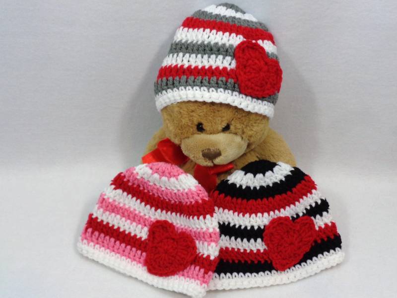 Gehäkelte Valentinstag Babymütze Rotes Herz Photo Prop von crochetedbycharlene
