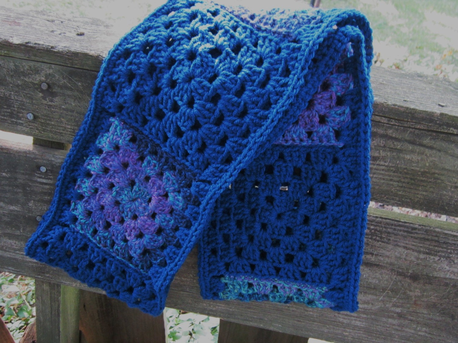Gehäkelter Loop Schal in Pfauenblau Oma Quadrat von crochetedbycharlene