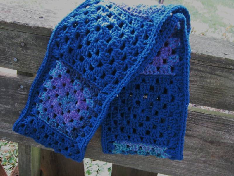 Gehäkelter Loop Schal in Pfauenblau Oma Quadrat Gehäkelter Loop Schal in Pfauenblau Oma Quadrat von crochetedbycharlene