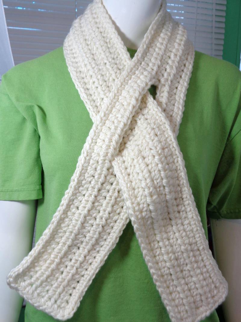 Gehäkelter Schal Mit Schlitz Cremefarbener Winterschal von crochetedbycharlene