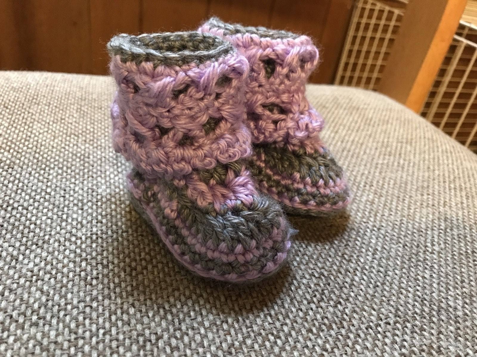 Handgemachte Crocheted Baby Booties-Lila Und Grau Handgemachte Crocheted Baby Booties-Lila Und Grau von crochetgirl413