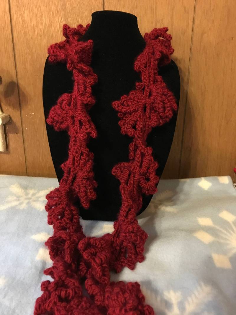 Krocketschenden Ruffely-Schal in Rot Krocketschenden Ruffely-Schal in Rot von crochetgirl413