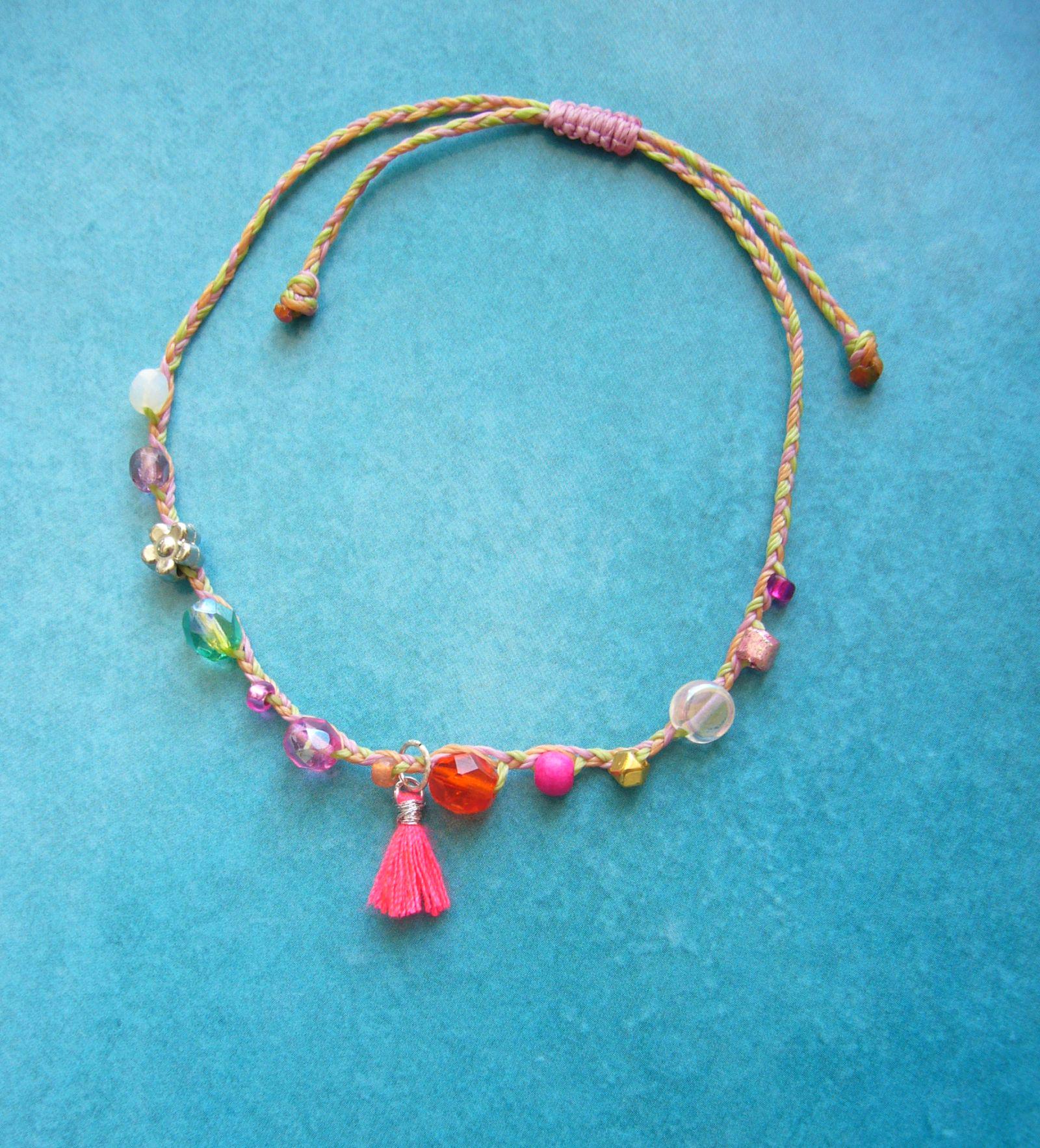 Armband, Flechtarmband, Geflochten, Braided Bracelet, Boho-Armband, Glasperlen, Minitassel Neon, Blümchenperle, Filigran, Dainty von crochetjewelsetsy