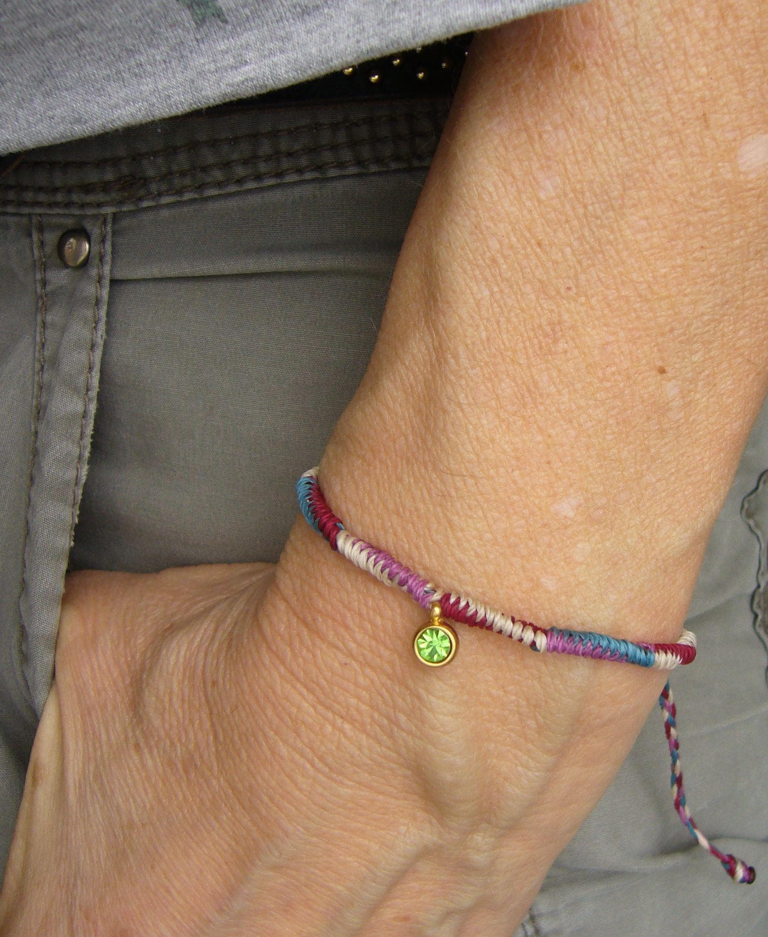 Boho-Armbändchen, Geknotet, Sommerschmuck, Filigran, Zart, Glasanhänger, Petrol, Sand, Weinrot, Pink, Glasanhänger in Grün von crochetjewelsetsy