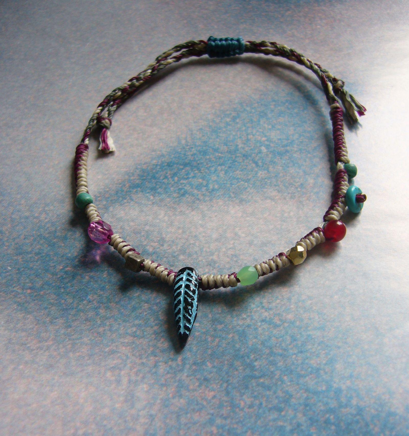 Boho-Armbändchen, Geknotet, Sommerschmuck, Petrol, Sand, Oliv, Weinrot, Pink, Glasperlen, Türkisscheibe, Metallcube, Glasperle Feder von crochetjewelsetsy