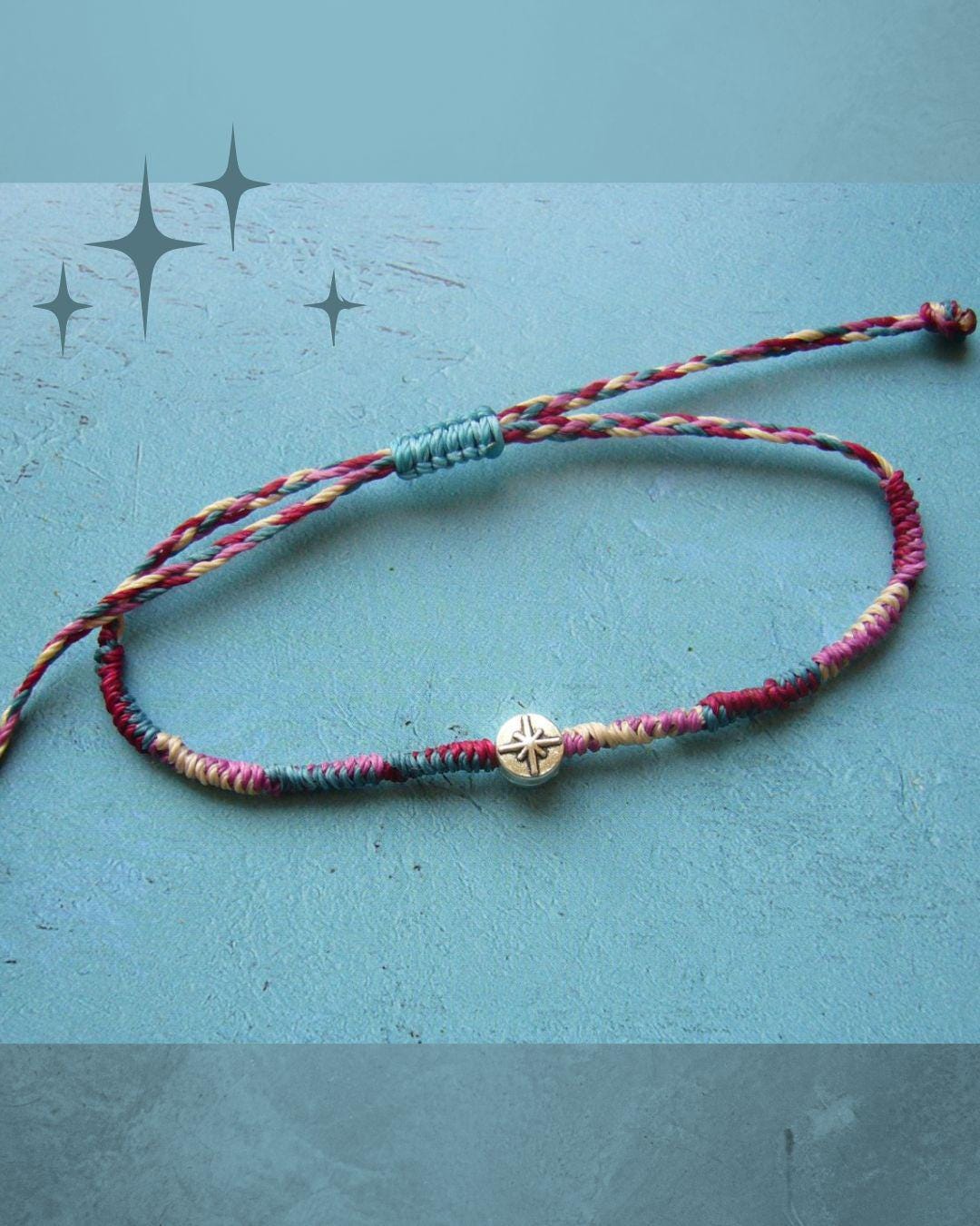 Boho-Armbändchen, Geknotet, Sommerschmuck, Petrol, Sand, Weinrot, Pink, Metallperle Nordstern von crochetjewelsetsy