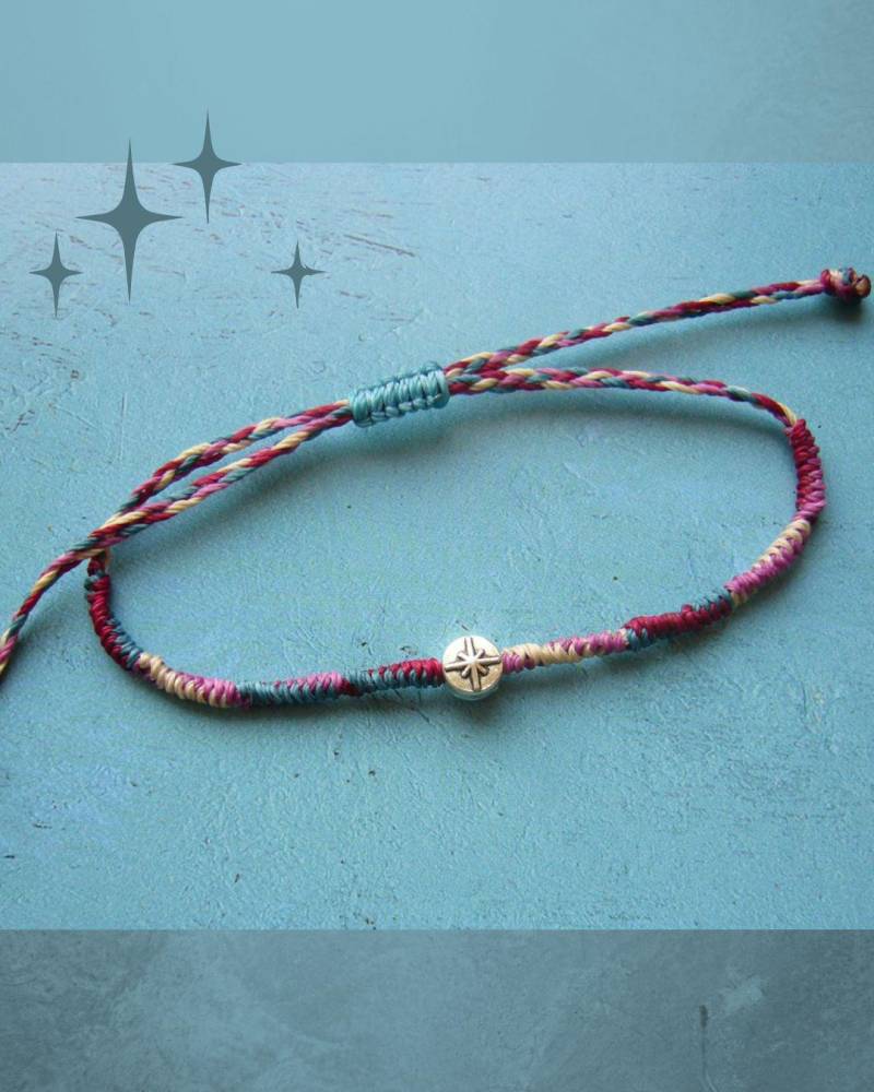 Boho-Armbändchen, Geknotet, Sommerschmuck, Petrol, Sand, Weinrot, Pink, Metallperle Nordstern von crochetjewelsetsy