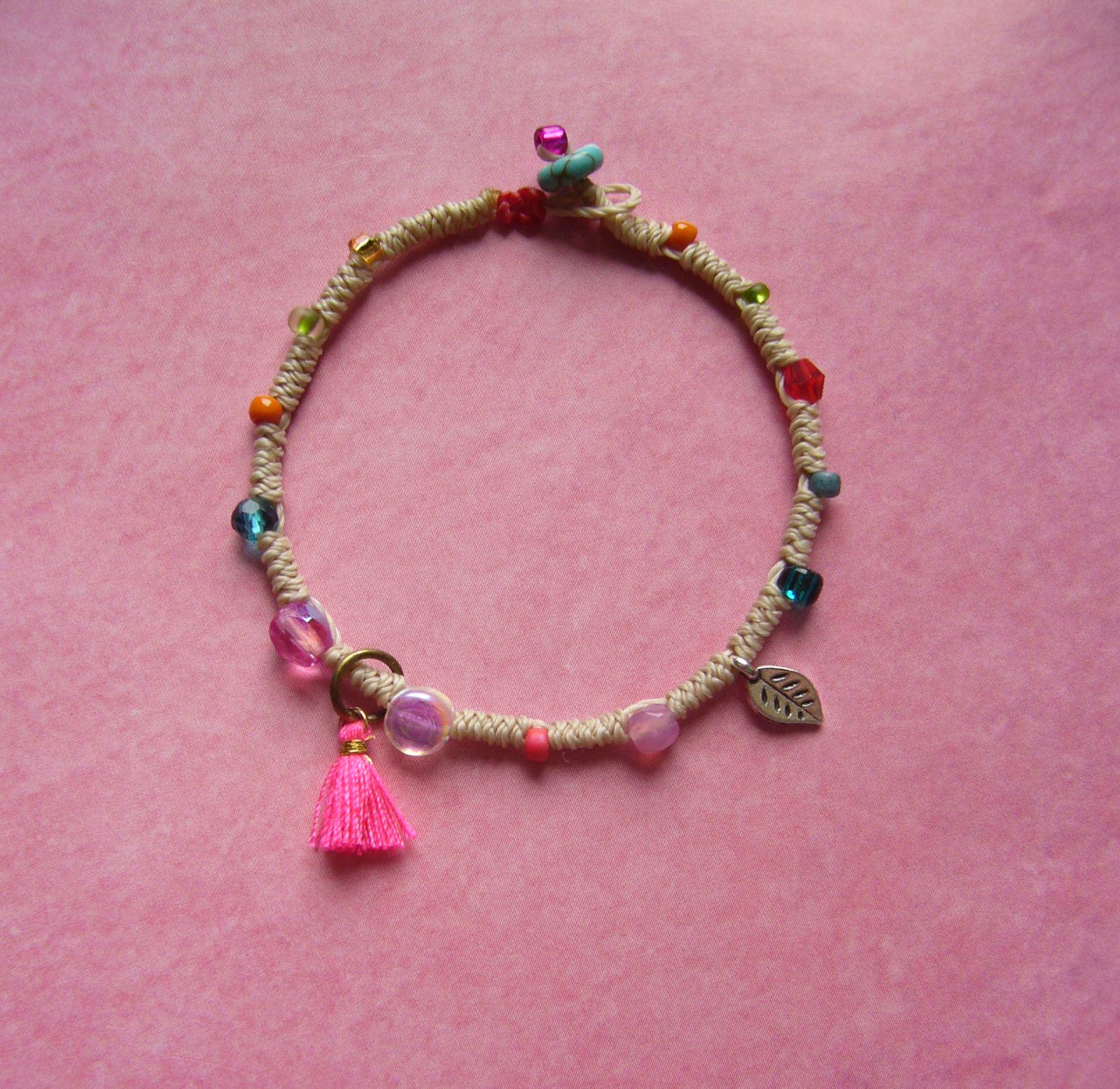 Boho-Armbändchen, Geknotet, Zierlich, Zart, Glasperlen, Rocailles, Metallblättchen, Mini-Tassel Neon, Scheibenperle, Natur, Bunt von crochetjewelsetsy