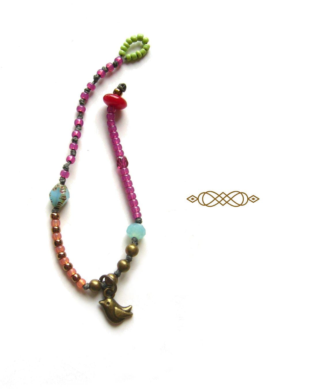 Zartes Boho Armband Mit Glasperlen & Vogel-Anhänger - Minimalistisch, Handgeknotet, Bunt von crochetjewelsetsy