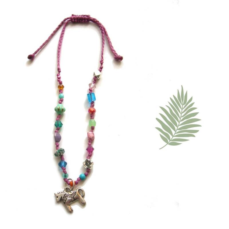 Boho-Armbändchen, Rocailles, Bunte Glasperlen, Geknotet, Armschmuck, Zierlich, Zart, Pferd, Pferdchen, Anhänger, Pink von crochetjewelsetsy