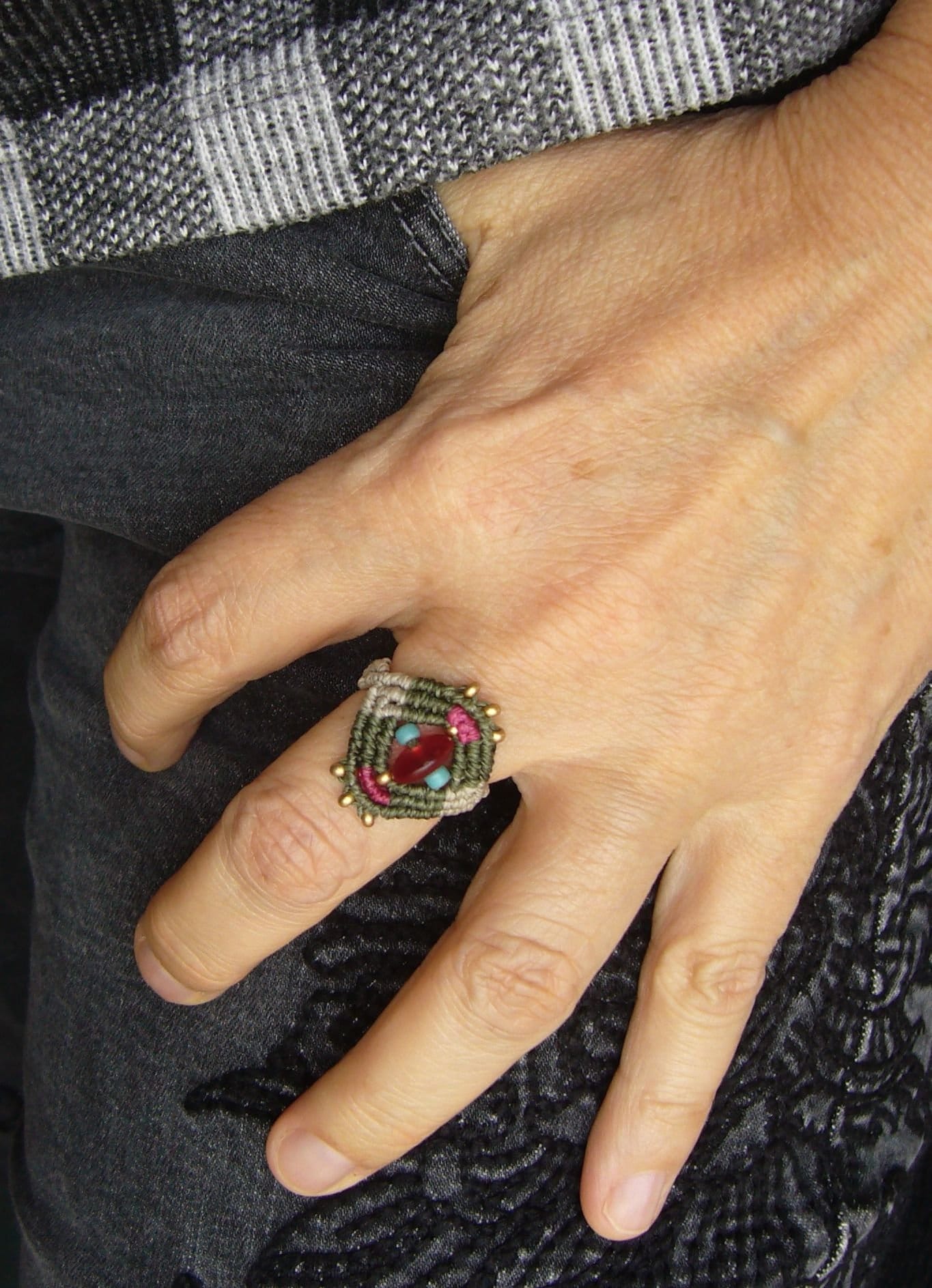 Bunter Mikromakramee-Ring, Micromacrame Ring, Geschenk Für Frau, Glasperle, Rocailles, Unique, Bohostyle von crochetjewelsetsy