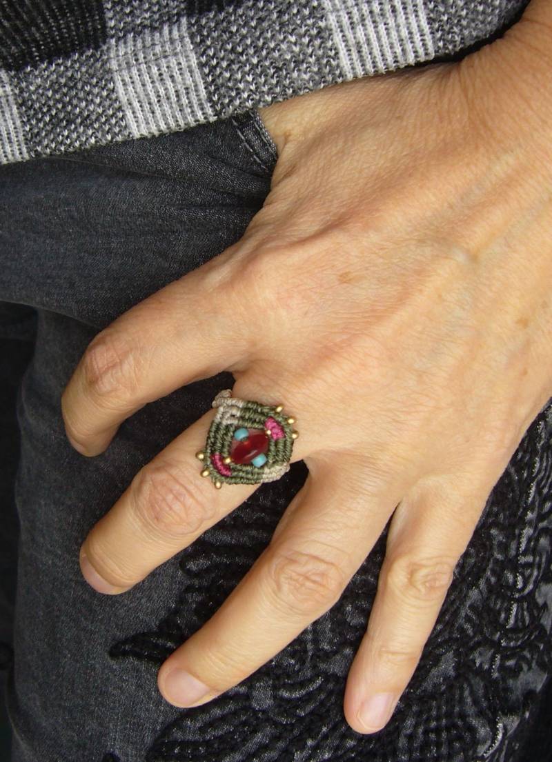 Bunter Mikromakramee-Ring, Micromacrame Ring, Geschenk Für Frau, Glasperle, Rocailles, Unique, Bohostyle von crochetjewelsetsy