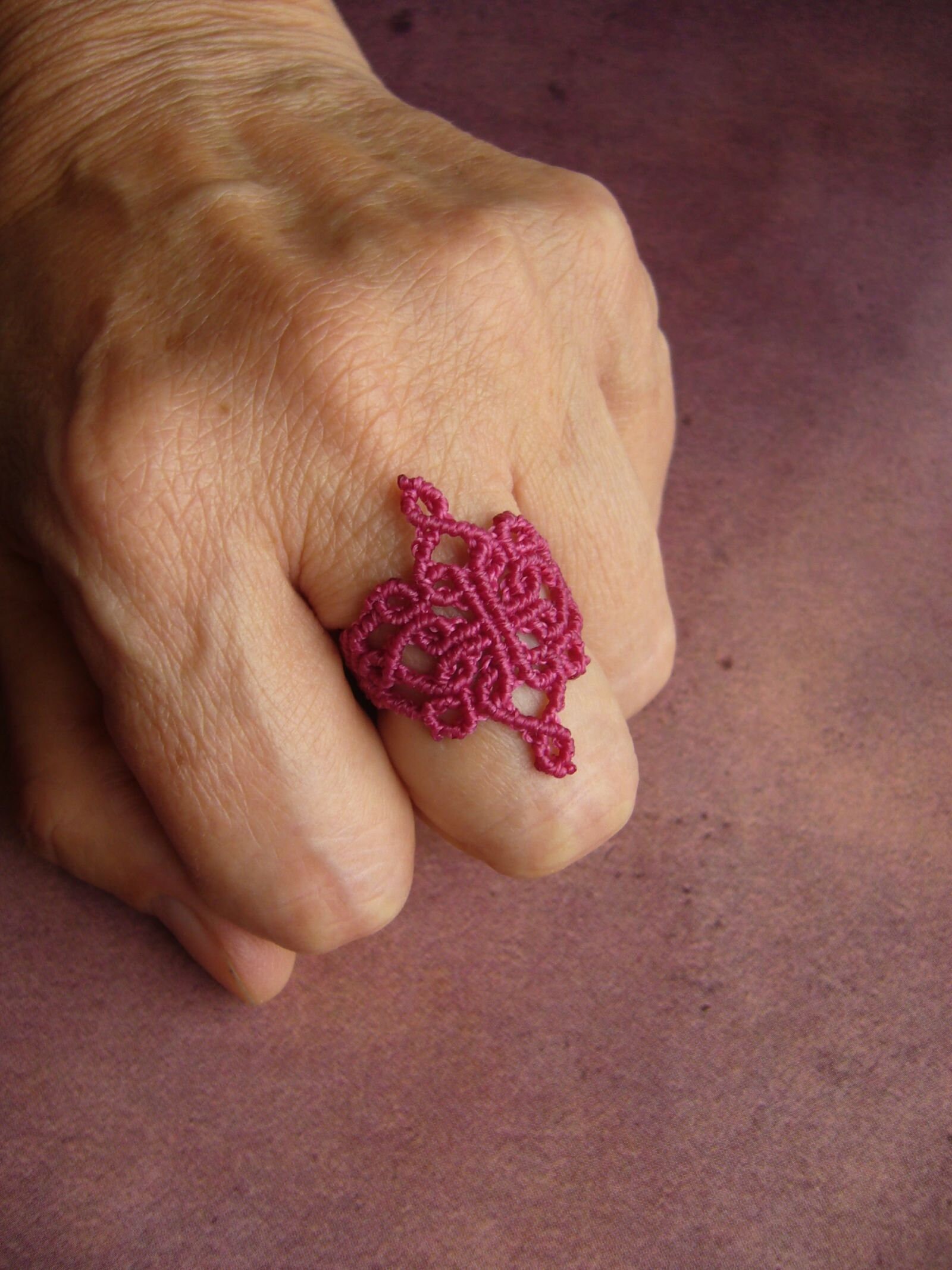 Filigraner Mikromakramee-Ring, Micromacrame Ring, Geschenk Für Frau, Framboise, Himbeer, Zierlich von crochetjewelsetsy