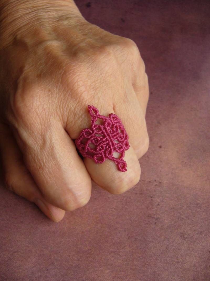 Filigraner Mikromakramee-Ring, Micromacrame Ring, Geschenk Für Frau, Framboise, Himbeer, Zierlich von crochetjewelsetsy
