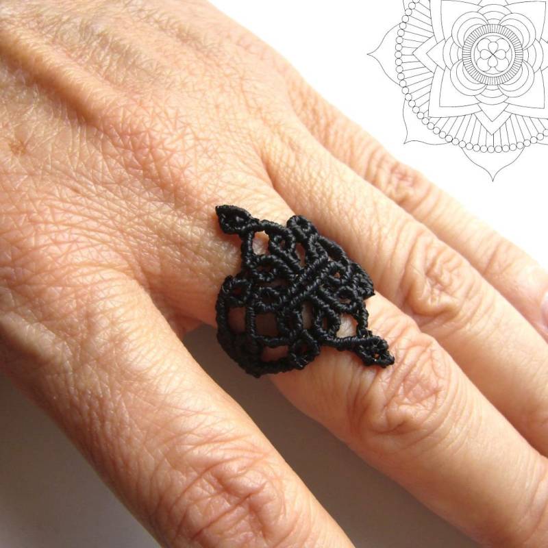 Filigraner Mikromakramee-Ring, Micromacrame Ring, Geschenk Für Frau, Schwarz von crochetjewelsetsy
